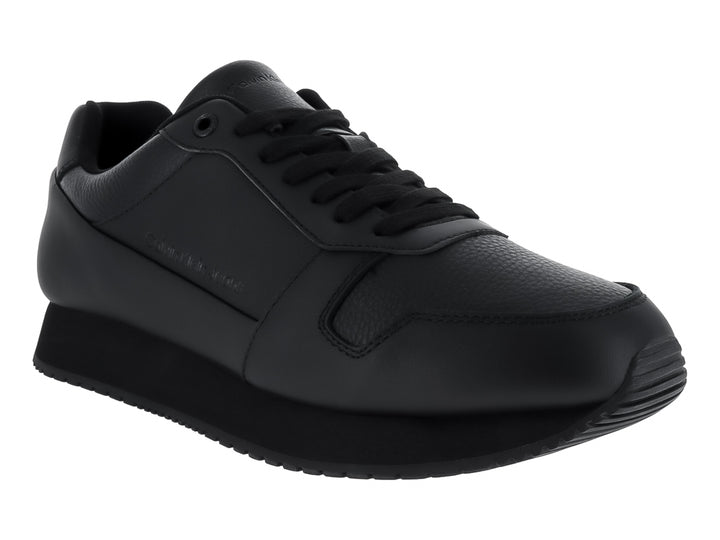 Tenis Calvin Klein Retro Runner en color negro total, fabricados en cuero con suela gruesa.