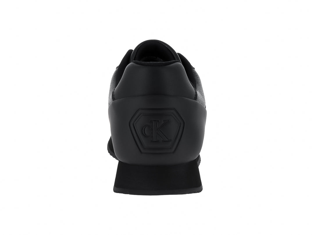 Tenis Calvin Klein Retro Runner en color negro total, fabricados en cuero con suela gruesa.