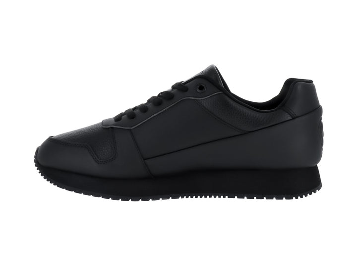 Tenis Calvin Klein Retro Runner en color negro total, fabricados en cuero con suela gruesa.
