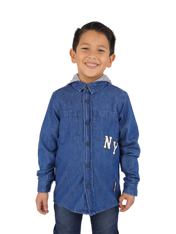 Camisa de mezclilla azul para niño con capucha gris y letras NY blancas en el pecho.