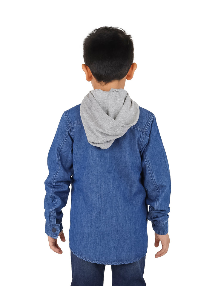 Camisa de mezclilla azul para niño con capucha gris y letras NY blancas en el pecho.