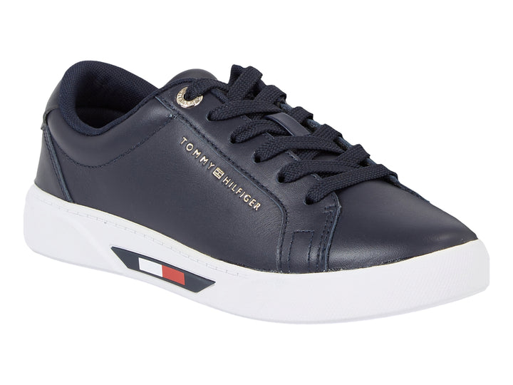 Tenis Tommy Hilfiger color azul marino con suela blanca y detalles de la marca en el lateral.