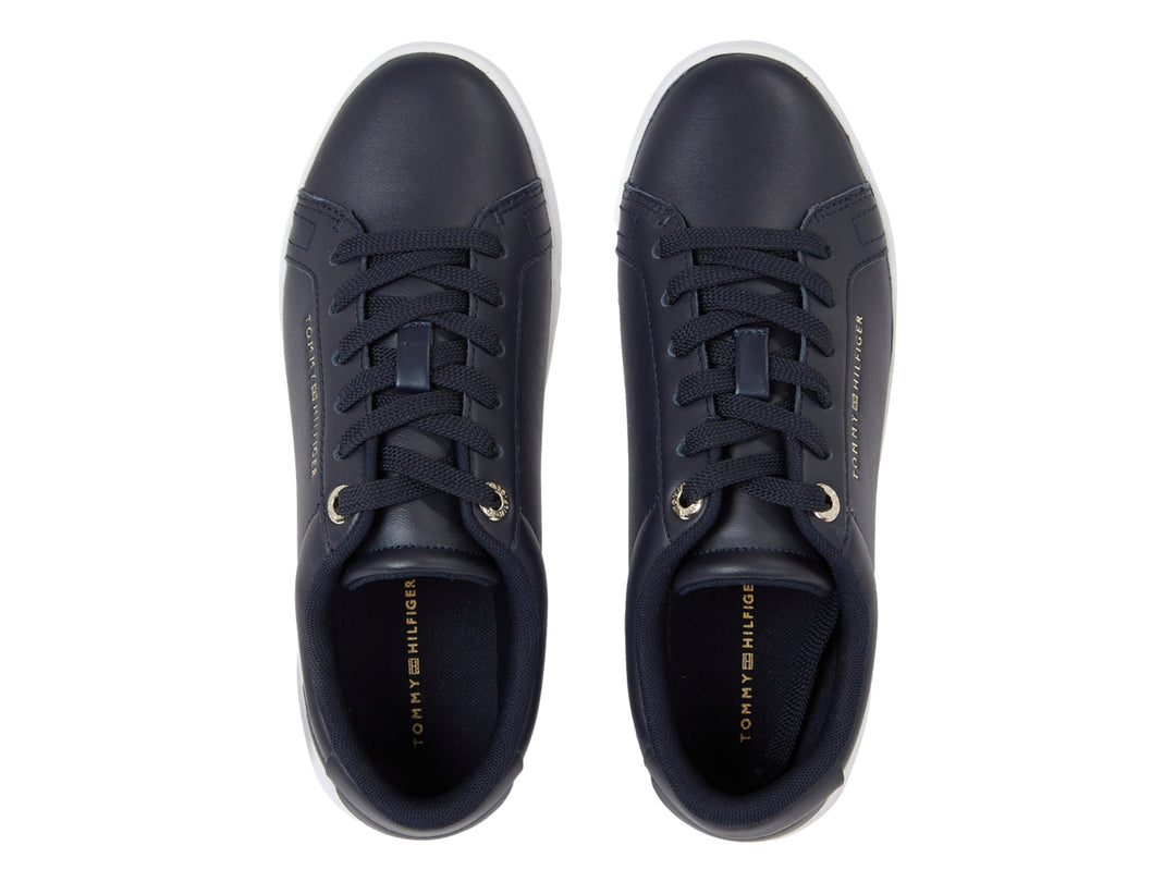 Tenis Tommy Hilfiger color azul marino con suela blanca y detalles de la marca en el lateral.