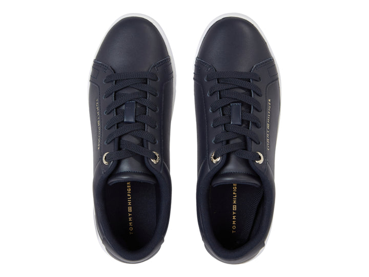 Tenis Tommy Hilfiger color azul marino con suela blanca y detalles de la marca en el lateral.