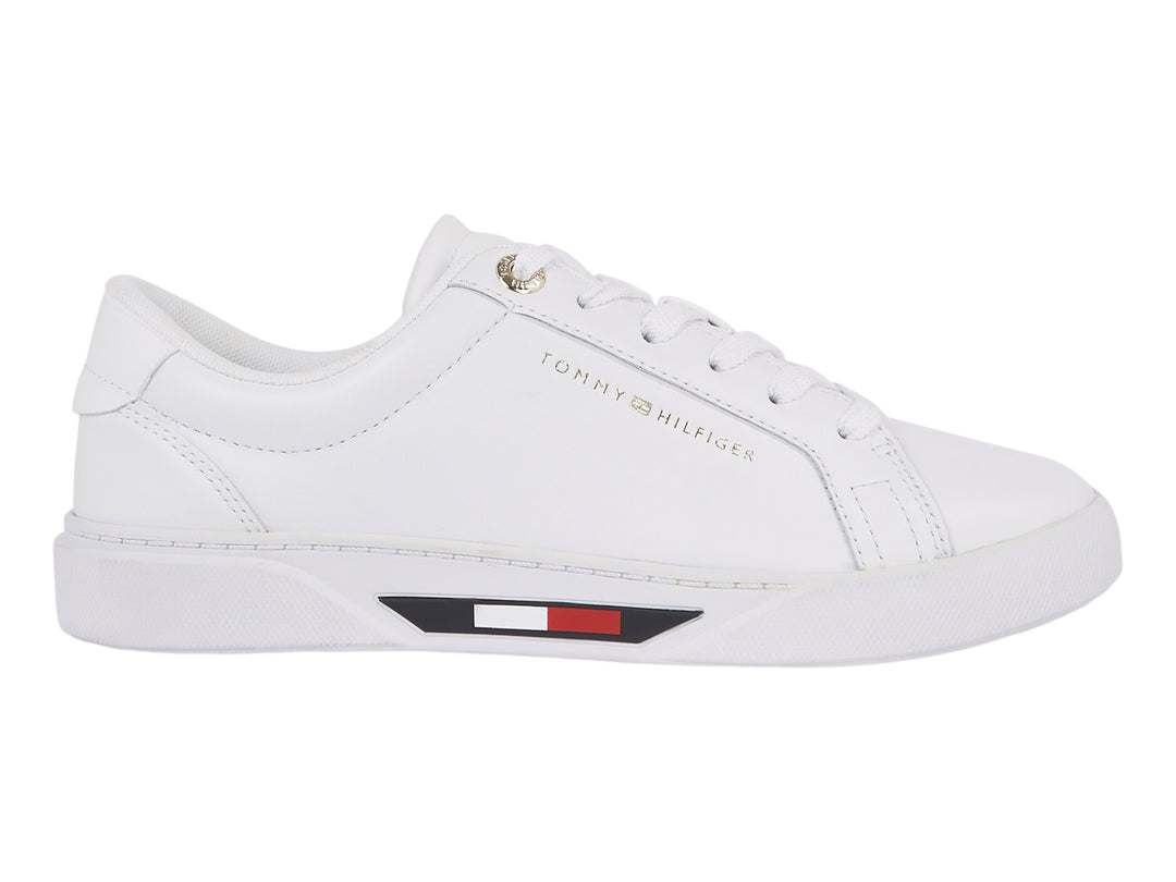 Tenis blancos de corte bajo marca Tommy Hilfiger con detalle de rayas en la suela.