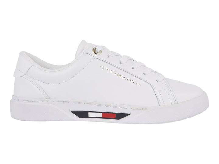 Tenis blancos de corte bajo marca Tommy Hilfiger con detalle de rayas en la suela.