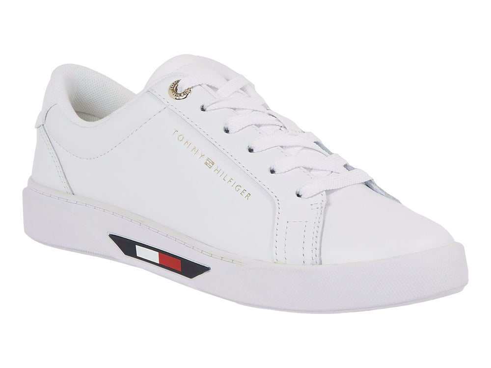 Tenis blancos de corte bajo marca Tommy Hilfiger con detalle de rayas en la suela.