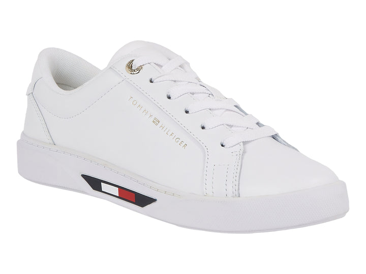 Tenis blancos de corte bajo marca Tommy Hilfiger con detalle de rayas en la suela.