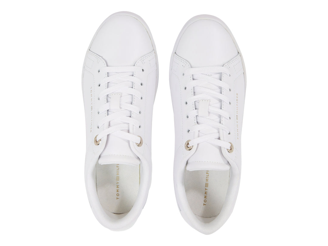 Tenis blancos de corte bajo marca Tommy Hilfiger con detalle de rayas en la suela.
