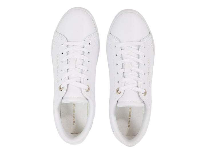 Tenis blancos de corte bajo marca Tommy Hilfiger con detalle de rayas en la suela.