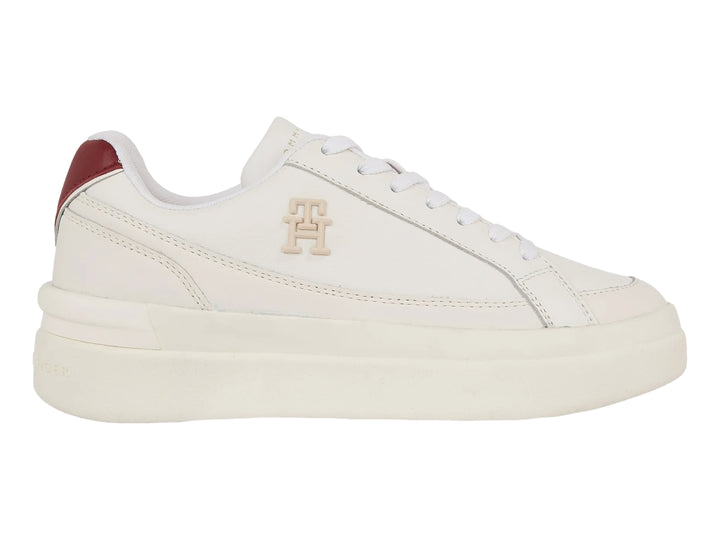 Tenis Tommy Hilfiger color blanco ancient white con suela de plataforma y detalle guinda en el talón.