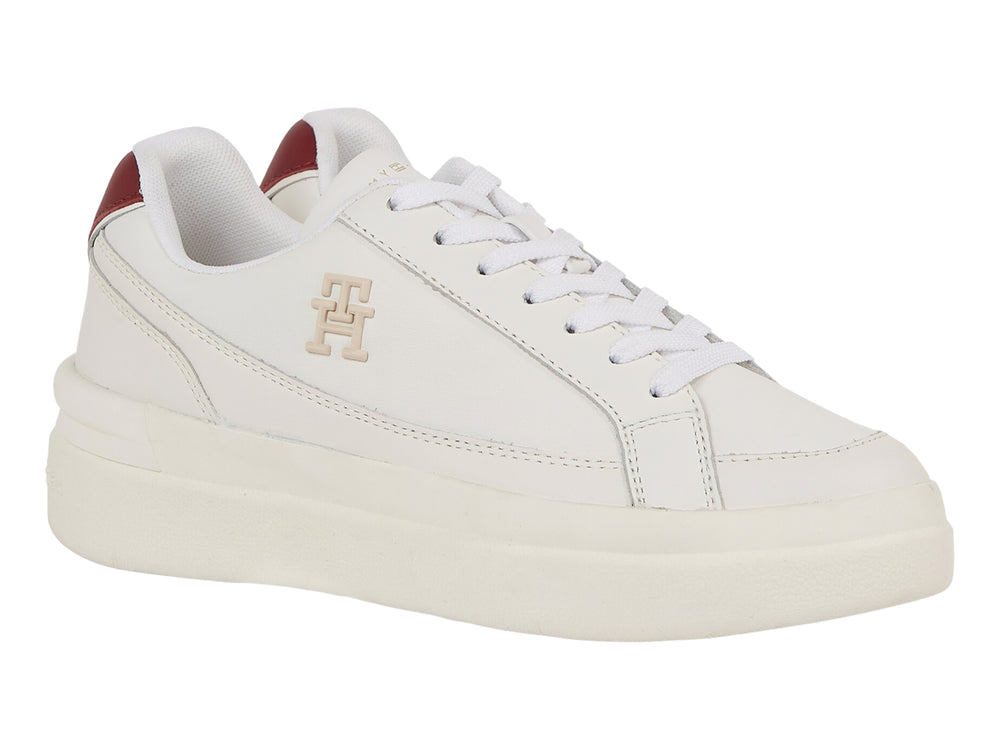 Tenis Tommy Hilfiger color blanco ancient white con suela de plataforma y detalle guinda en el talón.
