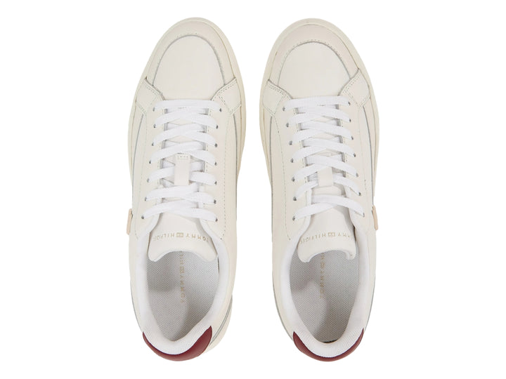 Tenis Tommy Hilfiger color blanco ancient white con suela de plataforma y detalle guinda en el talón.