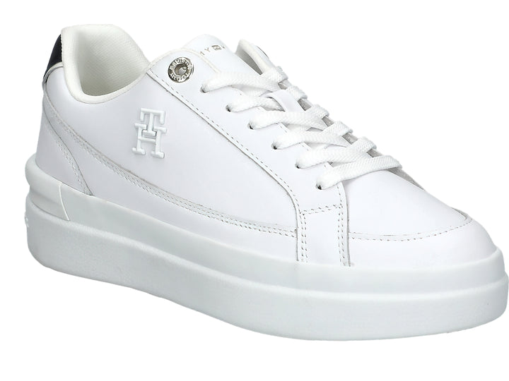 Tenis Tommy Hilfiger color blanco con suela elevada y detalle negro en el talón.