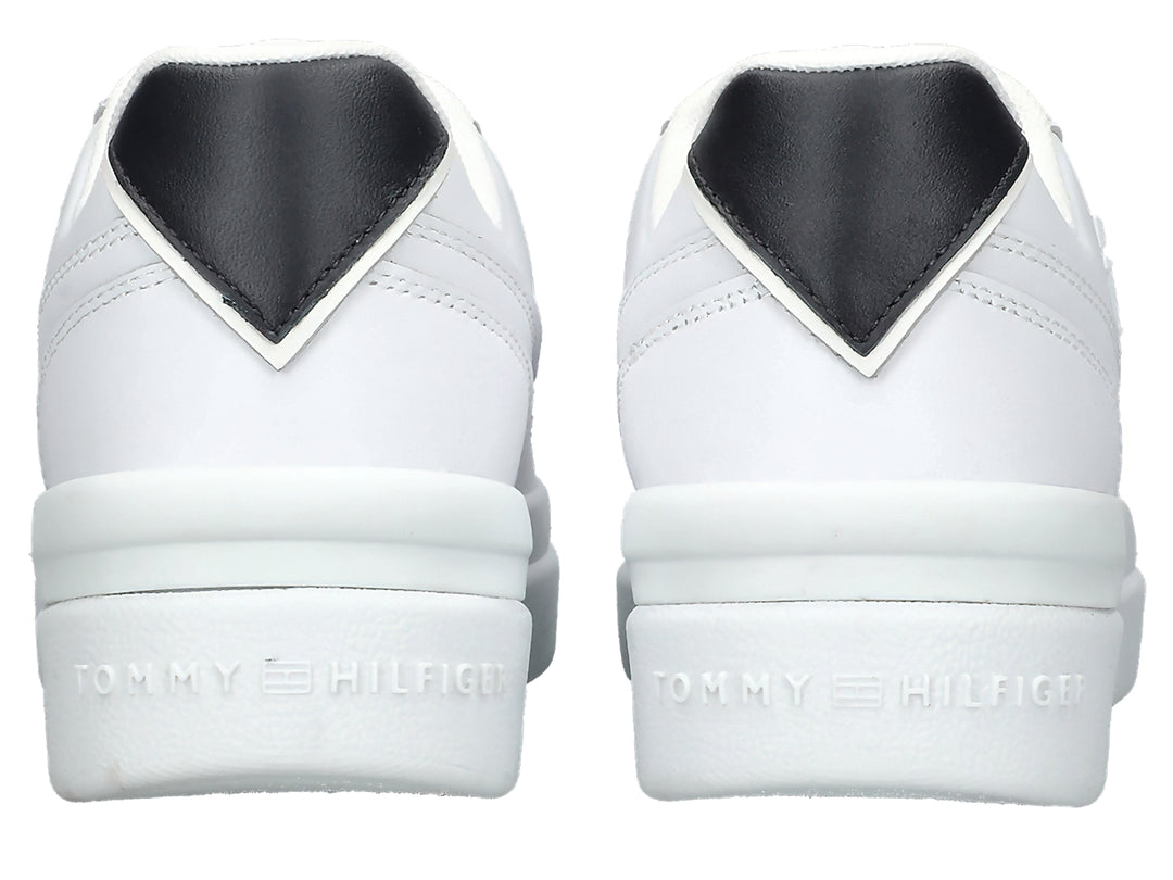 Tenis Tommy Hilfiger color blanco con suela elevada y detalle negro en el talón.