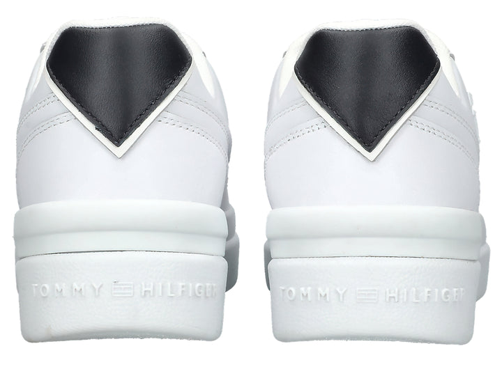 Tenis Tommy Hilfiger color blanco con suela elevada y detalle negro en el talón.
