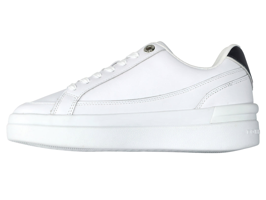 Tenis Tommy Hilfiger color blanco con suela elevada y detalle negro en el talón.