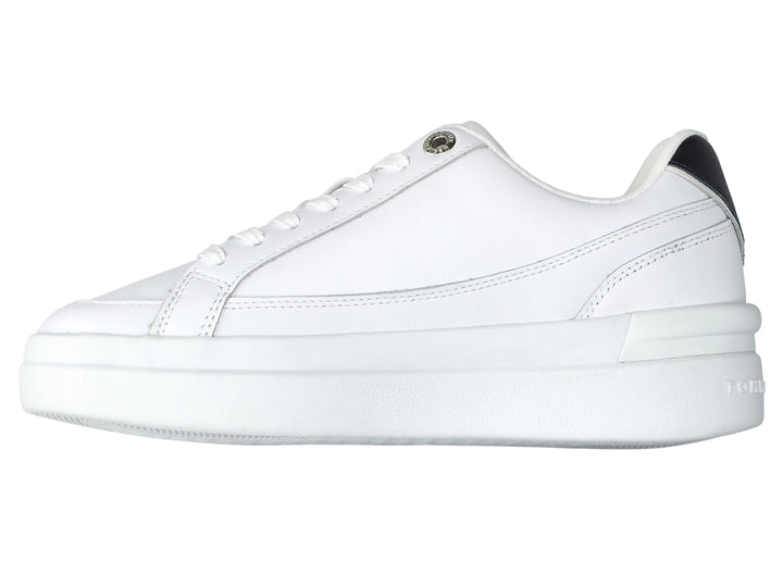 Tenis Tommy Hilfiger color blanco con suela elevada y detalle negro en el talón.