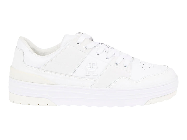 Tenis blancos de plataforma marca Tommy Hilfiger con cordones y suela gruesa.