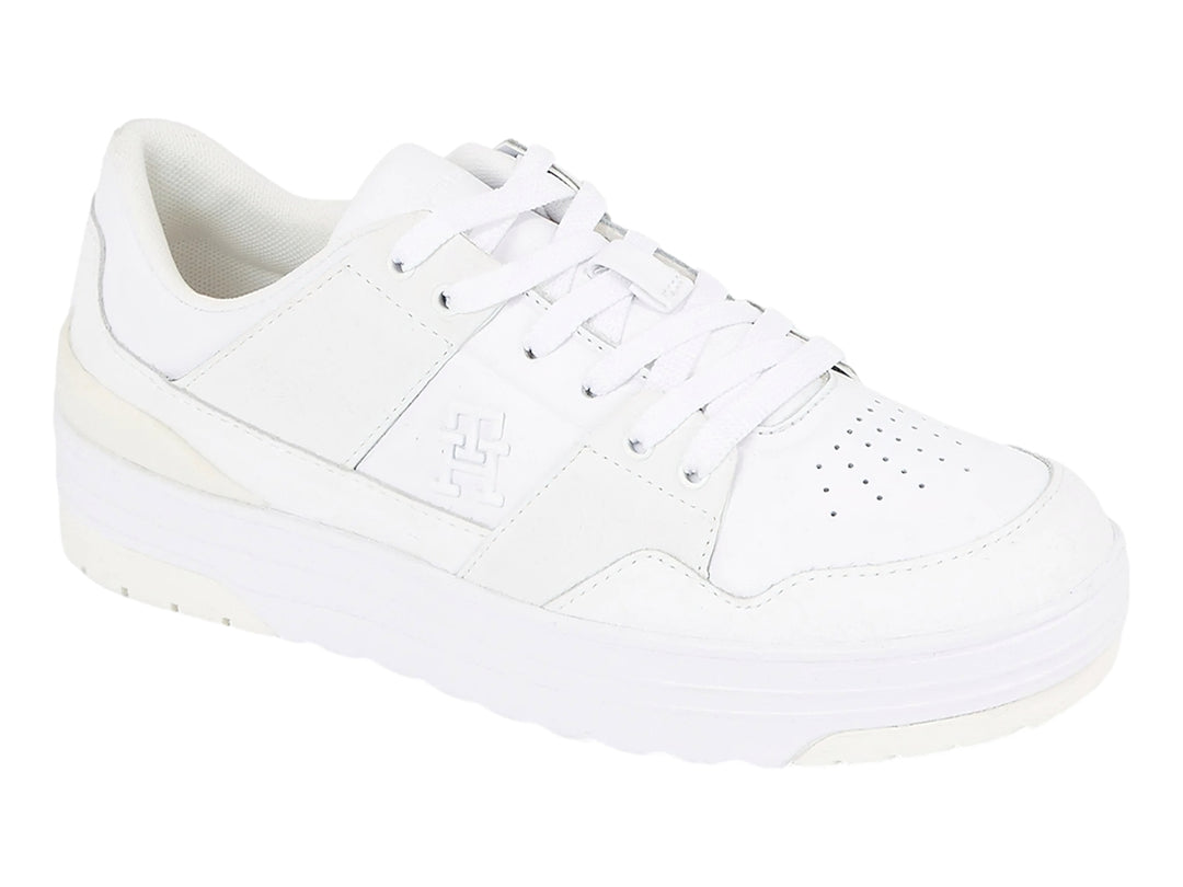 Tenis blancos de plataforma marca Tommy Hilfiger con cordones y suela gruesa.