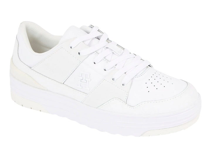 Tenis blancos de plataforma marca Tommy Hilfiger con cordones y suela gruesa.