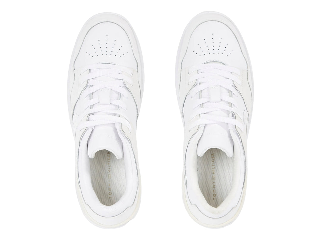 Tenis blancos de plataforma marca Tommy Hilfiger con cordones y suela gruesa.