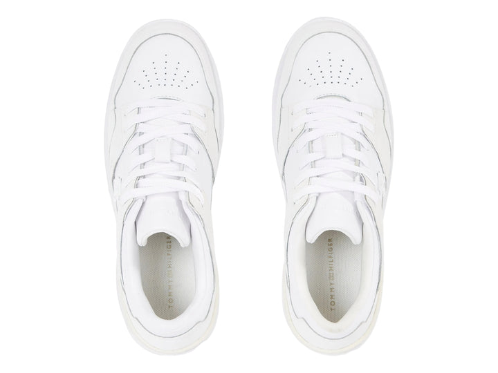 Tenis blancos de plataforma marca Tommy Hilfiger con cordones y suela gruesa.