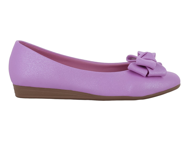 Zapato plano color rosa para niña con un moño decorativo en la parte frontal y suela marrón.