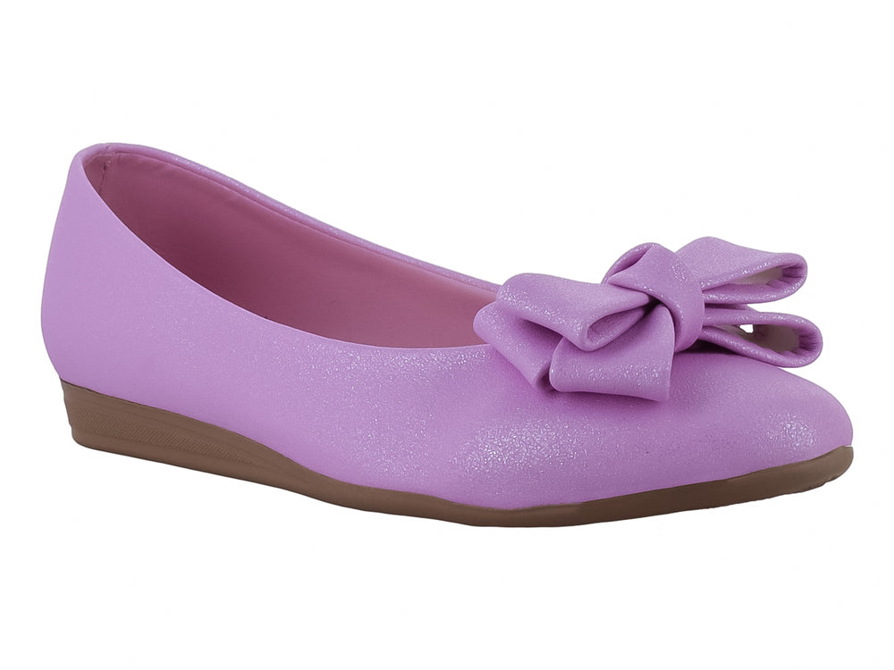 Zapato plano color rosa para niña con un moño decorativo en la parte frontal y suela marrón.