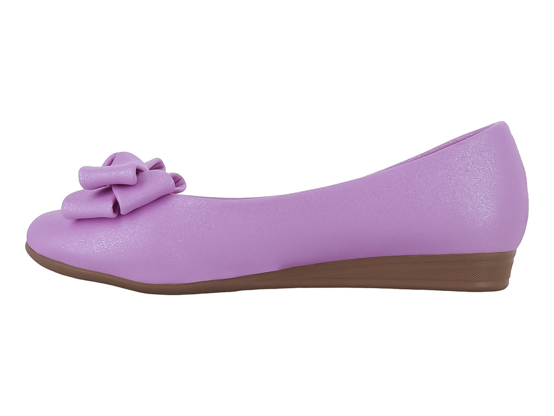 Zapato plano color rosa para niña con un moño decorativo en la parte frontal y suela marrón.