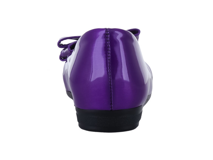 Zapato plano color morado brillante con un moño decorativo en la parte frontal y suela negra.