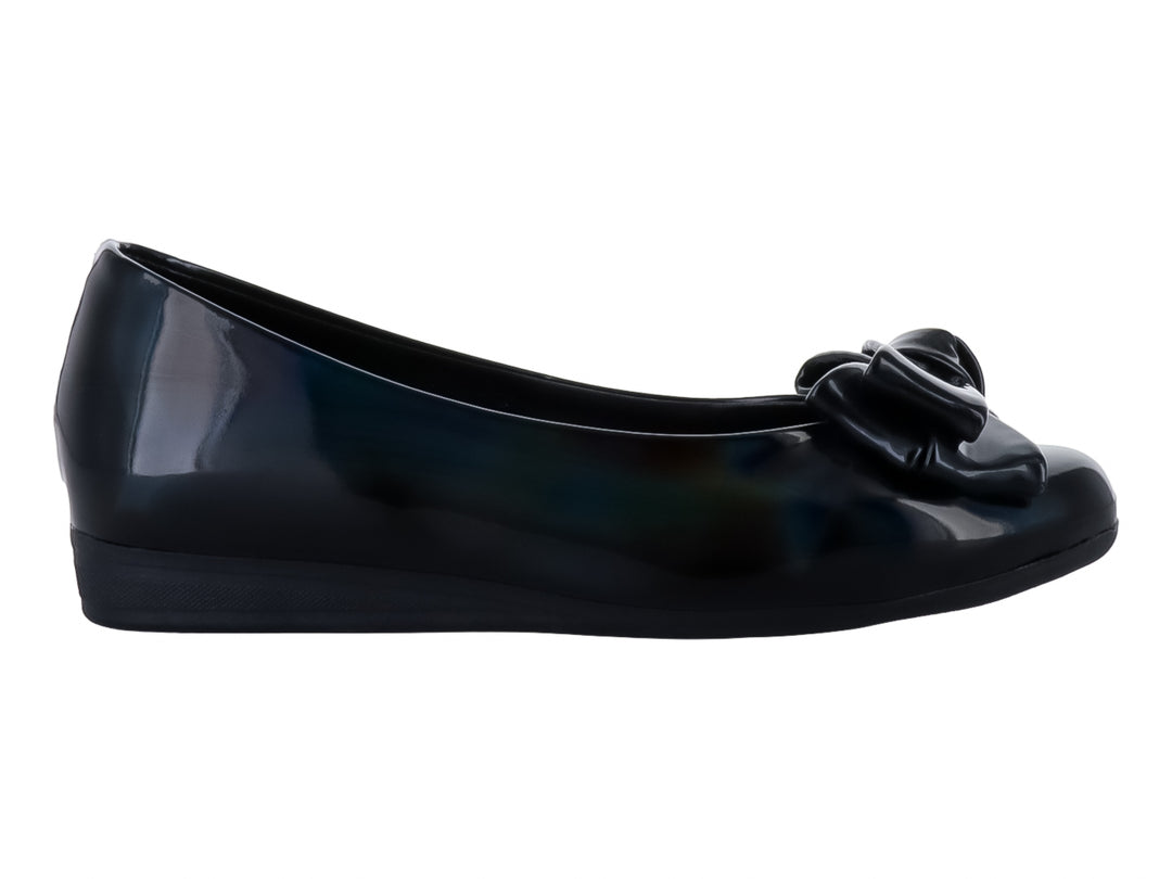Zapato plano color negro brillante para niña con detalle de moño en la parte frontal.