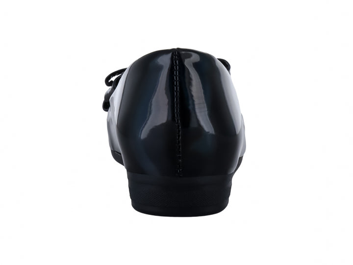 Zapato plano color negro brillante para niña con detalle de moño en la parte frontal.