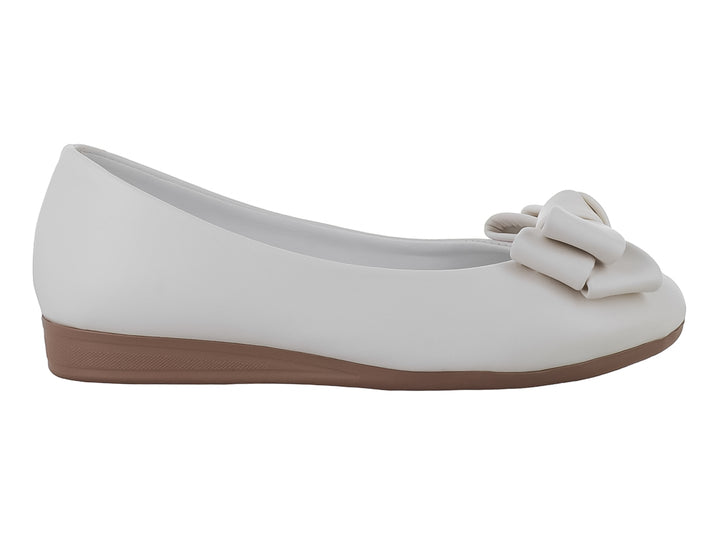 Zapato plano color blanco con moño decorativo en la punta y suela color café.