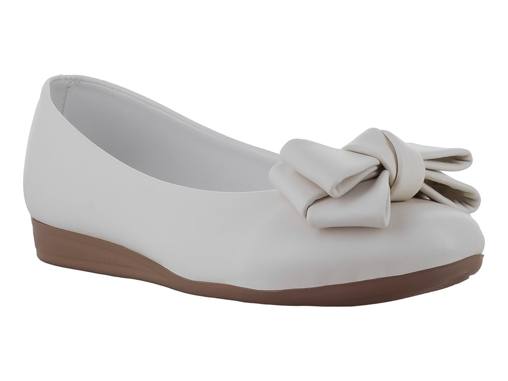 Zapato plano color blanco con moño decorativo en la punta y suela color café.