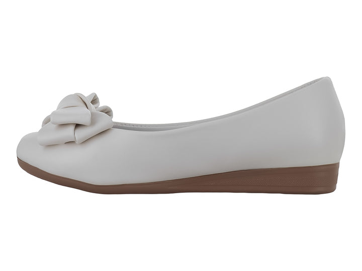 Zapato plano color blanco con moño decorativo en la punta y suela color café.