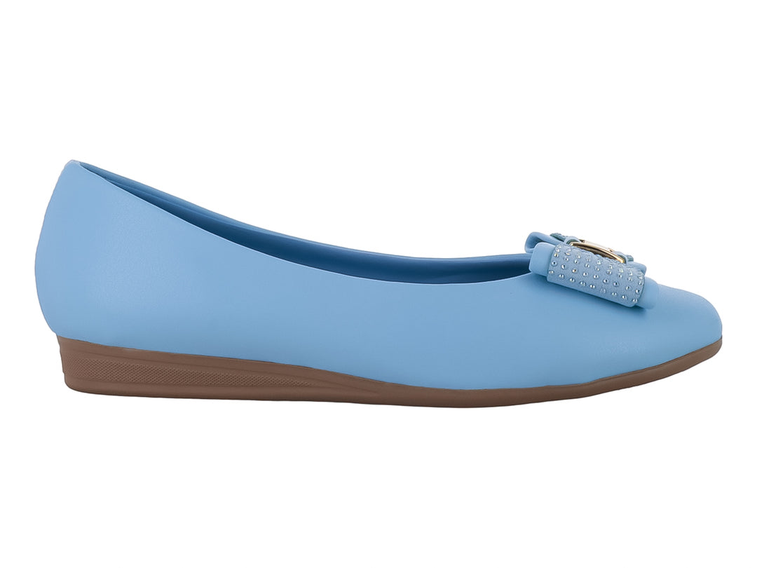 Zapato plano tipo ballerina color azul claro con moño decorativo y suela café.