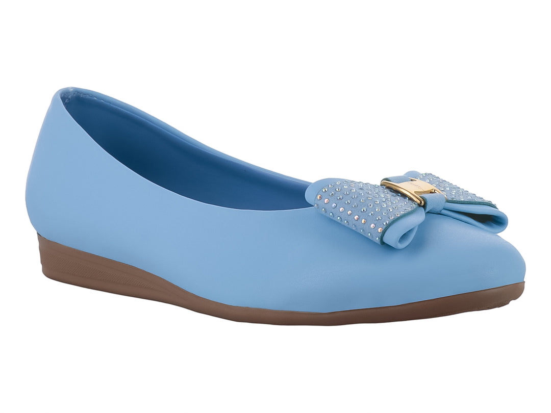 Zapato plano tipo ballerina color azul claro con moño decorativo y suela café.