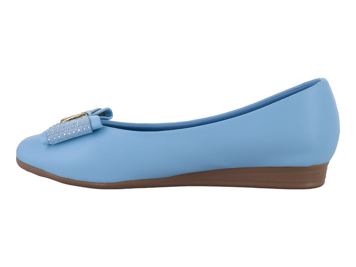Zapato plano tipo ballerina color azul claro con moño decorativo y suela café.