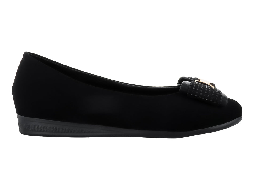 Zapato plano color negro con detalle de hebilla dorada en la parte frontal.
