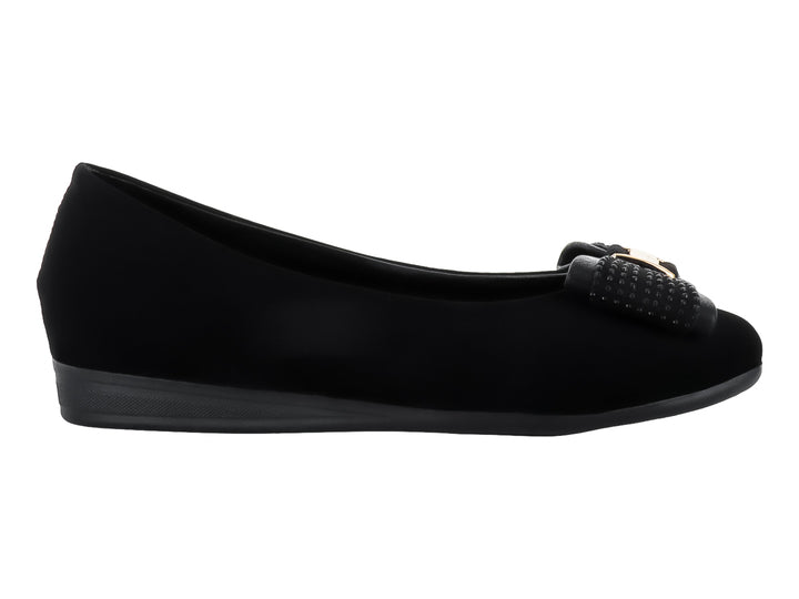 Zapato plano color negro con detalle de hebilla dorada en la parte frontal.