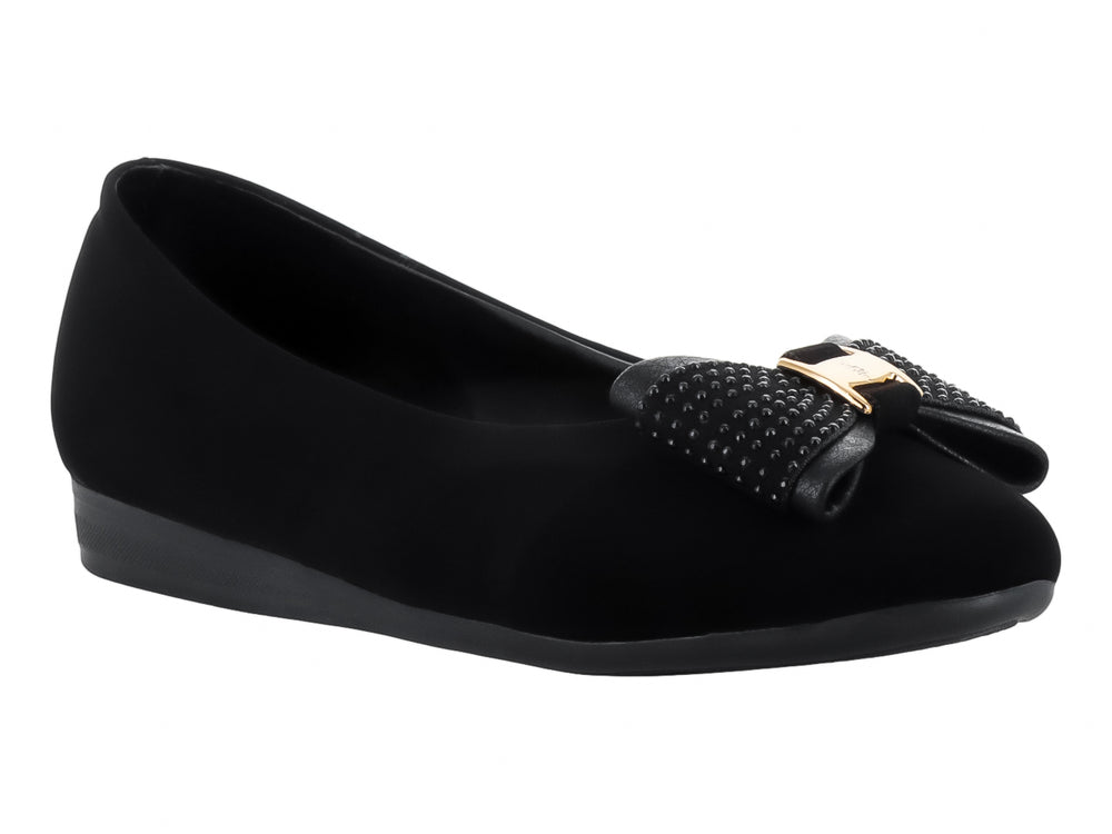 Zapato plano color negro con detalle de hebilla dorada en la parte frontal.