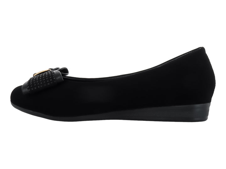 Zapato plano color negro con detalle de hebilla dorada en la parte frontal.