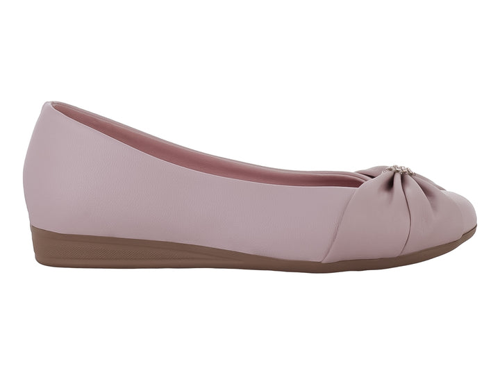Zapato plano color rosa mate para niña con detalle decorativo en la punta y suela marrón.