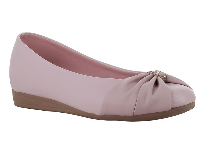 Zapato plano color rosa mate para niña con detalle decorativo en la punta y suela marrón.