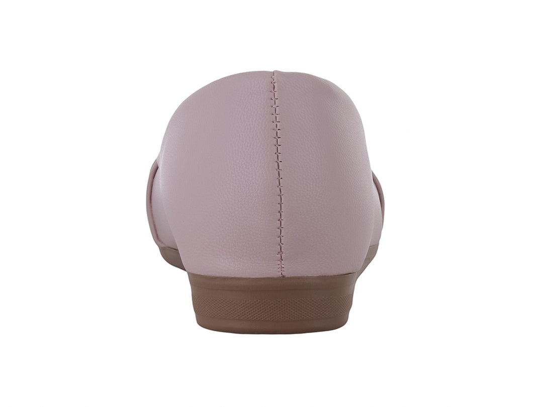 Zapato plano color rosa mate para niña con detalle decorativo en la punta y suela marrón.