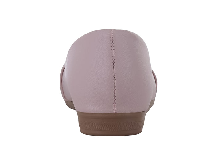 Zapato plano color rosa mate para niña con detalle decorativo en la punta y suela marrón.
