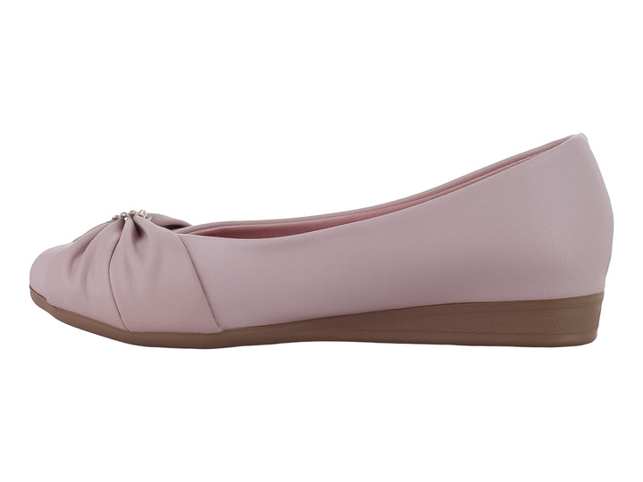 Zapato plano color rosa mate para niña con detalle decorativo en la punta y suela marrón.
