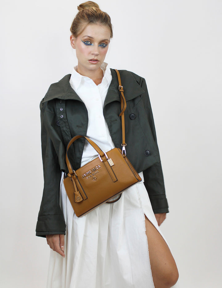 Bolso de mano color caramelo de la marca Jaime Ibiza con asas y detalles metálicos dorados.