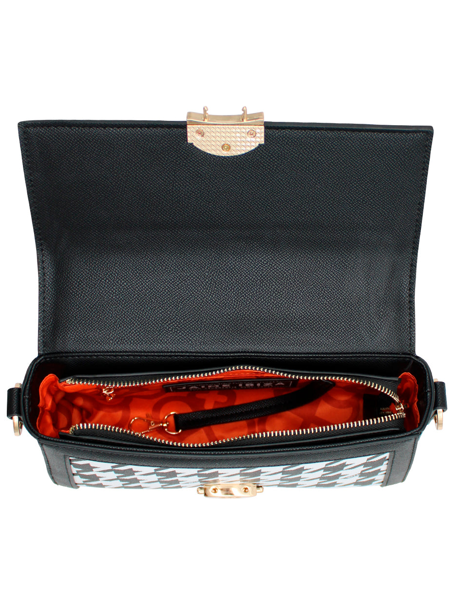 Bolso Jaime Ibiza con estampado de pata de gallo en blanco y negro, asa negra y herrajes dorados.